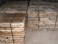 ANTICO E MOLTO VECCHIO PAVIMENTO DI RECUPERO IN PIETRA CALCAREA BIANCA TAGLIATA A SPESSORE DI 5 CM.EPOCA 1700 ORIGINALE(STOCK DI 350 M2. DA VENDERE).