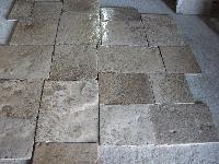 PIERRE DE BOURGOGNE ANTIQUE RECLAIMED EXQUISITE SURFACES MATERIAUX ANCIENS,PAVIMENTO ANTICO DI RECUPERO IN PIETRA CALCAREA BIANCA DI EPOCA 1700 CIRCA RIPULITA E SPESSORATA A 3 CM. CN PATINA ORIGINALE ANTICA DI 300 ANNI,GRANDI STOCKS A VENDERE.<br>