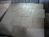 DALLE BOURGOGNE ANTIQUE RECLAIMED,STOCKS DE DALLAGES (OPUS ROMAN)COUPES,D'EPAISSEUR 3 CM. POUR L'INTERIEUR ET 5 CM. POUR L'EXTERIEUR,AVEC PATINE TRES BELLES DE COULEUR BEIGE HOMOGENE,(STOCKS A' VENDRE).