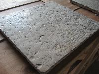 DALLE DE BOURGOGNE ANTIQUE RECLAIMED PAVIMENTO IN PIETRA DI RECUPERO TAGLIATO A 3 CM.( SONO I MIGLIORI SUL MERCATO IN ASSOLUTO) QUESTE ANTICHE PIETRE HANNO UNA PATINA SUPERBA DI COLORE CHAMPAGNE CREMA BEIGE SONO IDEALI PER INTERNI E PER ESTERNI, NON TEMONO IL GELO,IN MAGAZZINO SONO DISPONIBILI GRANDI STOCK PRONTI PER LA VENDITA.