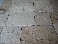 ANTICO PAVIMENTO IN PIETRA DI RECUPERO,IN ORIGINE E' DI SPESSORE TRA I 10 CM. E 15 CM. IN MAGAZZINO E' DISPONIBILE TAGLIATO A 3 CM. PER FACILITARE IL MONTAGGIO ED IL TRASPORTO, QUESTO PAVIMENTO ANTICO E' DI EPOCA 1700, ORIGINALE MOLTO BELLO HANNO LA PATINA DI COLORE CREMA BEIGE CHAMPAGNE, LA MIGLIORE SUL MERCATO IN ASSOLUTO,GRANDI STOCK A VENDERE.<br>
