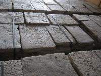 PAVIMENTO ANTICO IN PIETRA DI RECUPERO EPOCA 1700 ORIGINALI TAGLIATO A 5 CM. IN PALETT DA M2 10,54,DISPONIBILI 500 M2<br>
IN MAGAZZINO.<br>
MATERIALE IN PIETRA DI RECUPERO
